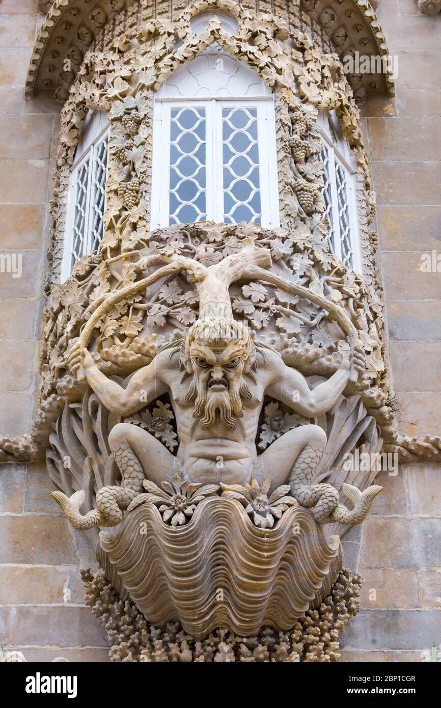 Il Gargoyle guardando giù nel castello di pena, Sintra, Portogallo Foto Stock