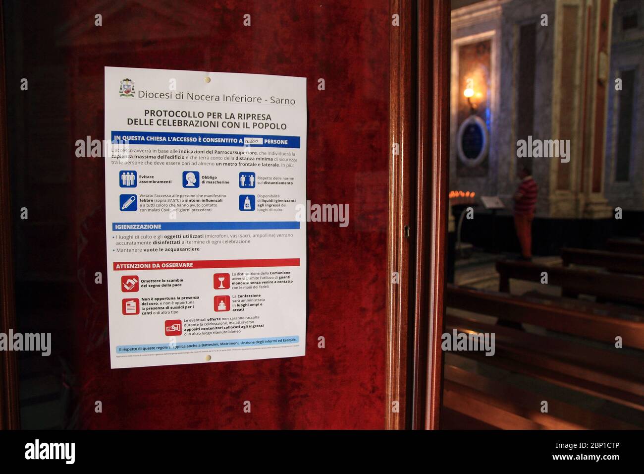 Cartelli posti all'ingresso di una Basilica con indicazioni per osservare i fedeli per l'allontanamento sociale e la partecipazione sicura. Foto Stock