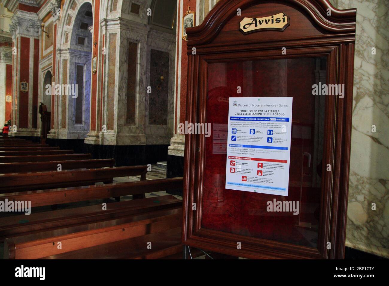 Cartelli posti all'ingresso di una Basilica con indicazioni per osservare i fedeli per l'allontanamento sociale e la partecipazione sicura. Foto Stock