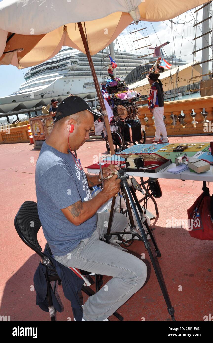 NAVE DA CROCIERA ATTRACCA L'UOMO CHIAVE PRESSO IL VENDITORE SOUVENIR STALLA Foto Stock