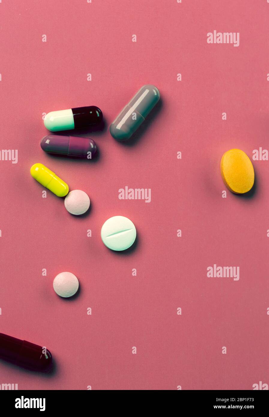 Trattamento domestico. Pillole di medicina differenti, capsule Foto Stock