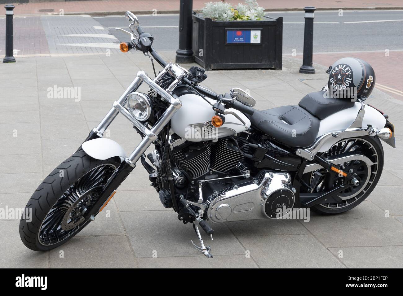 EAST GRINSTEAD, WEST SUSSEX/UK - MAGGIO 17 : Harley Davidson moto parcheggiato a East Grinstead, West Sussex il 17 maggio 2020 Foto Stock