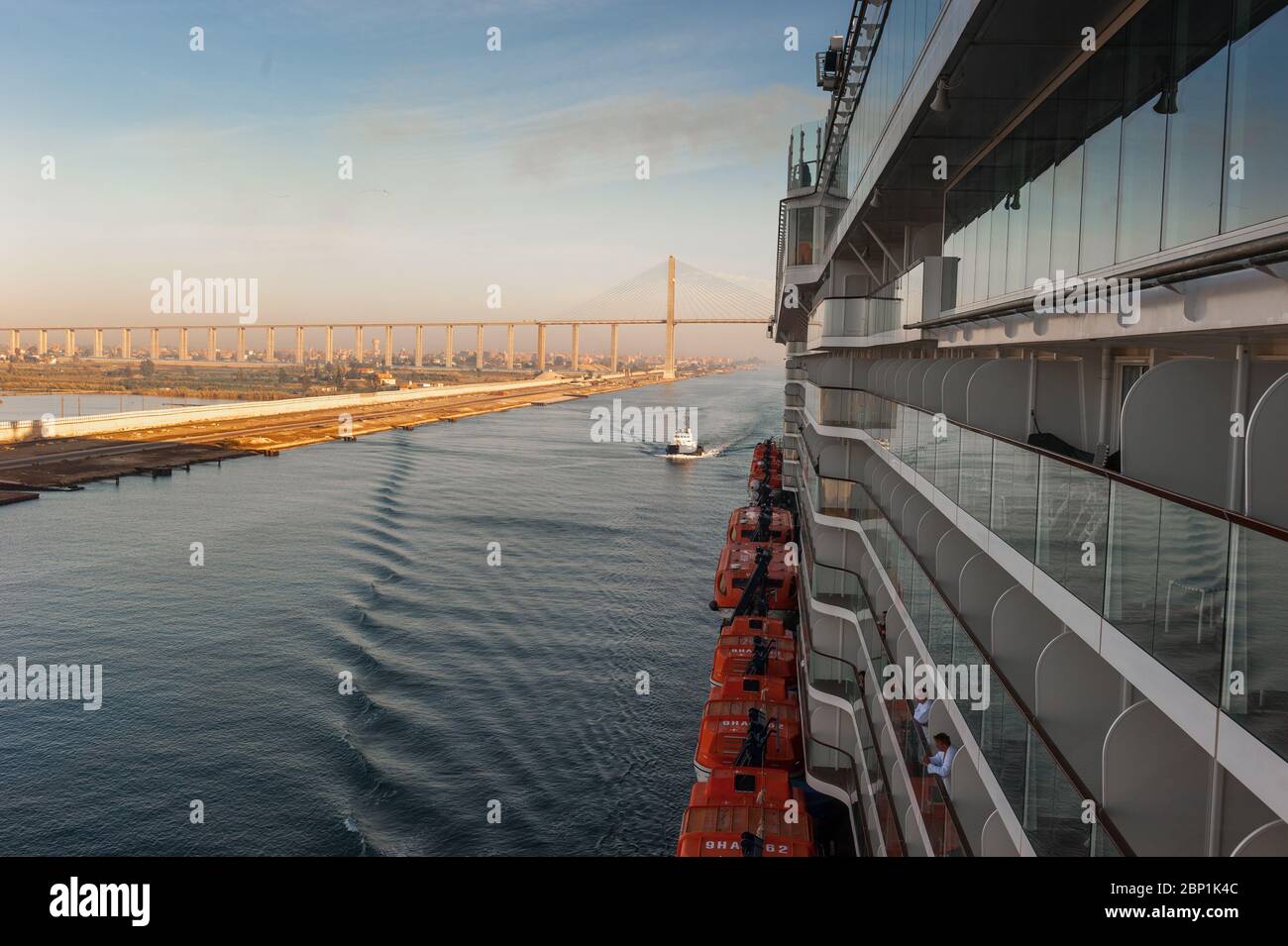 Suez Kanal von der Brücke eines Kreuzfahrtschiffes Foto Stock