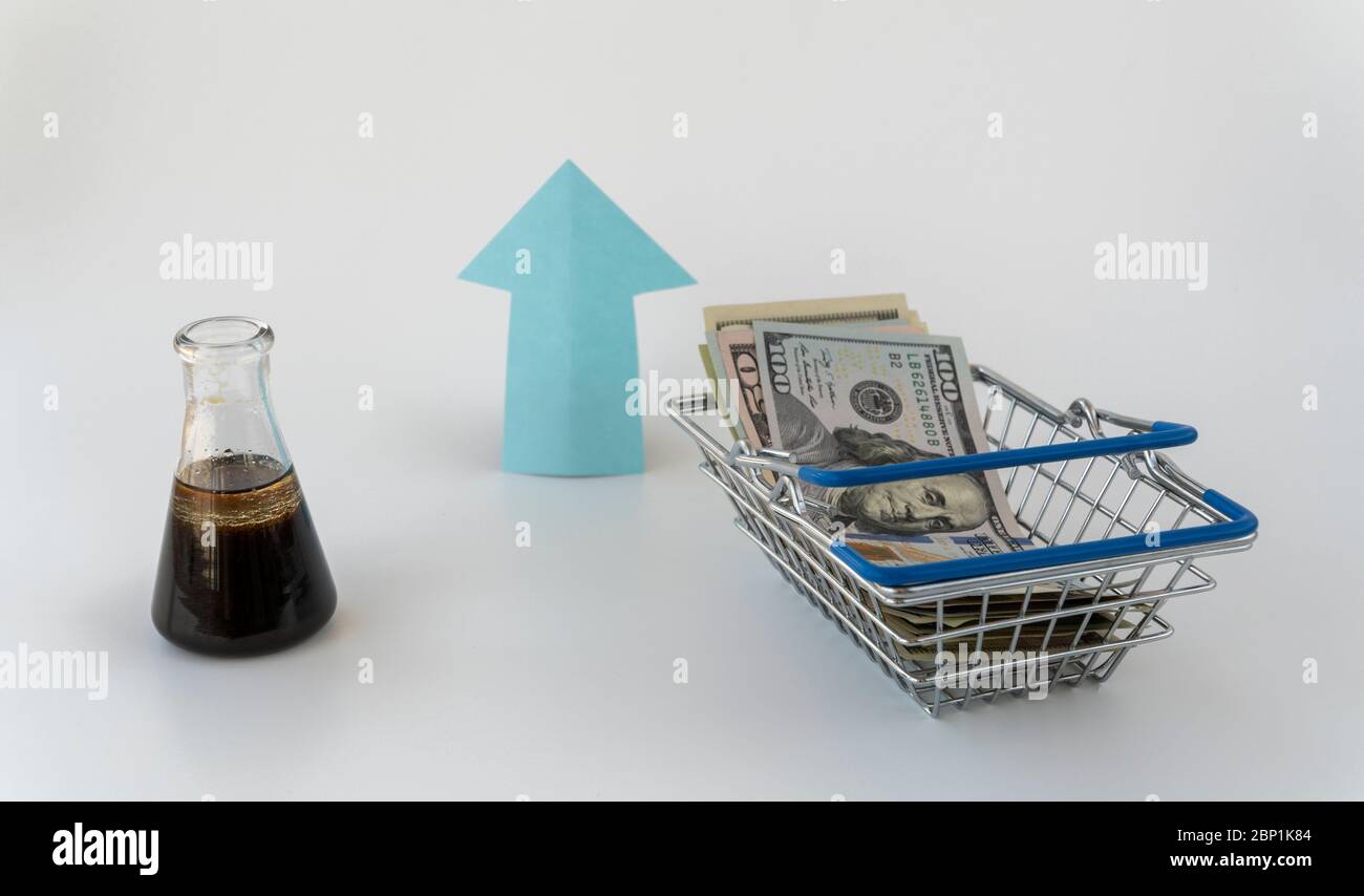 petrolio e soldi. concetto di petrolio prodotti prezzo crescita. contratto futures per l'acquisto o la vendita di petrolio. Foto Stock