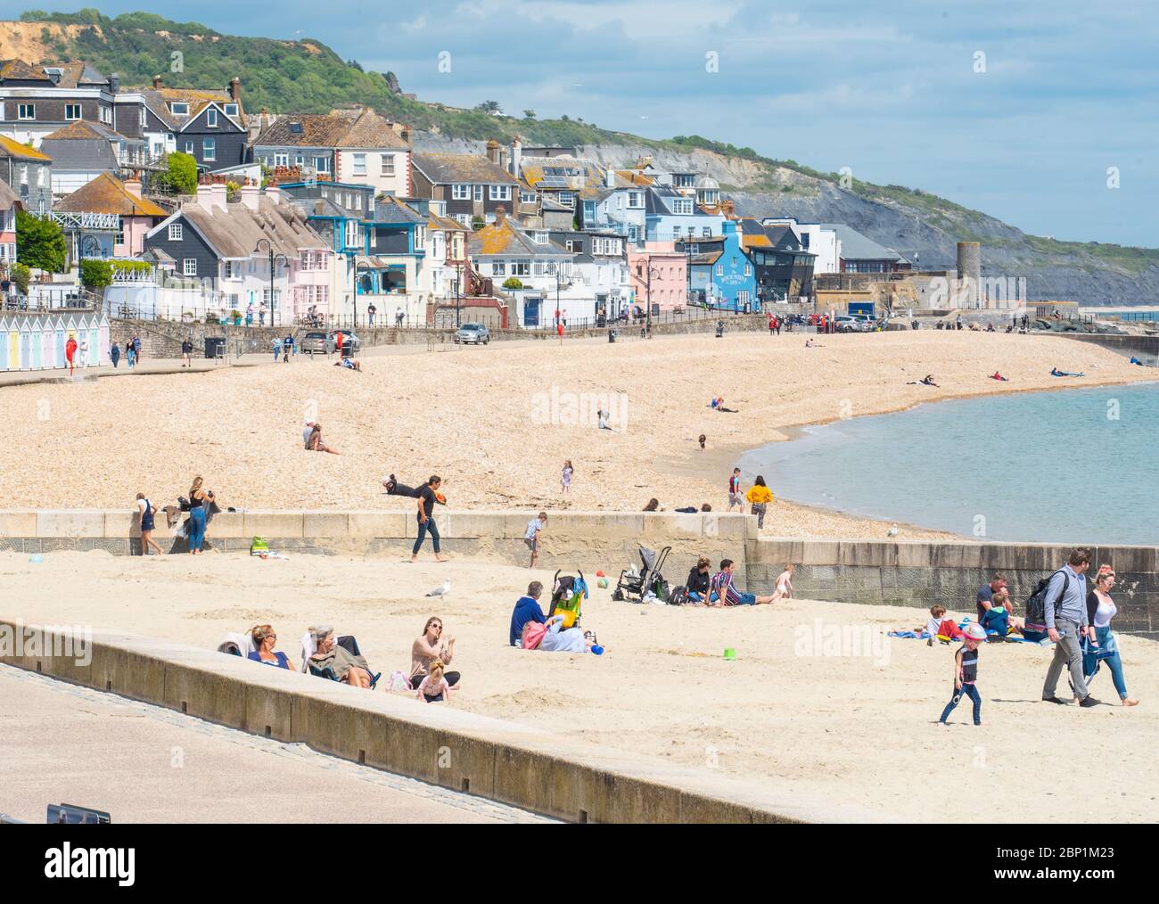 Lyme Regis, Dorset, Regno Unito. 17 maggio 2020. Regno Unito Meteo: La gente del posto gode di tempo sulla spiaggia di Lyme Regis la prima domenica di sole, poiché le restrizioni del governo coronavirus sono stati attenuati. Credit: Celia McMahon/Alamy Live News Foto Stock