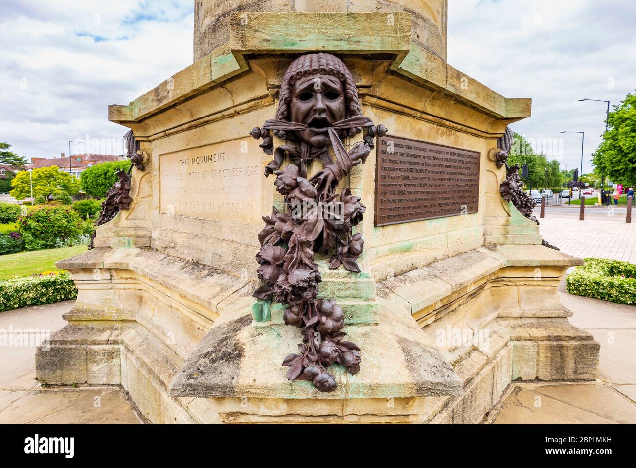 Una maschera teatrale greca sul Monumento Gower che rappresenta una tragedia con papaveri e peonie, Stratford Upon Avon, Inghilterra Foto Stock