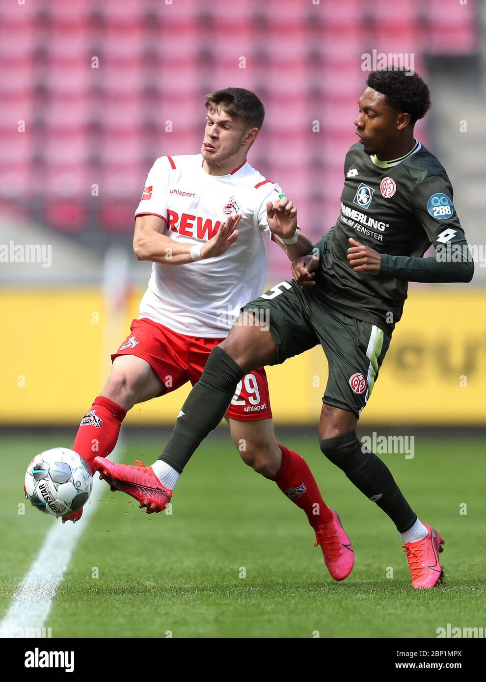 Colonia, Germania. 17 maggio 2020. Calcio, Bundesliga, 1° FC Colonia - 1° FSV Mainz 05, 26° incontro nel RheinEnergieStadion. Jan Thielmann (l) di Colonia e Jean-Paul Boetius di FSV Mainz 05 combattono per la palla. Credito: Lars Baron/Getty/Pool/dpa - NOTA IMPORTANTE: In conformità con le norme del DFL Deutsche Fußball Liga e del DFB Deutscher Fußball-Bund, è vietato sfruttare o sfruttare nello stadio e/o nel gioco le fotografie scattate sotto forma di sequenze di immagini e/o serie di foto di tipo video./dpa/Alamy Live News Foto Stock