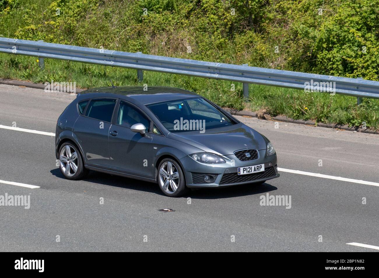2012 SEDILI grigi Leon FR Plus CR TDI; veicoli in movimento per il traffico veicolare, veicoli in movimento su strade del Regno Unito, motori, motori sull'autostrada M6 Foto Stock