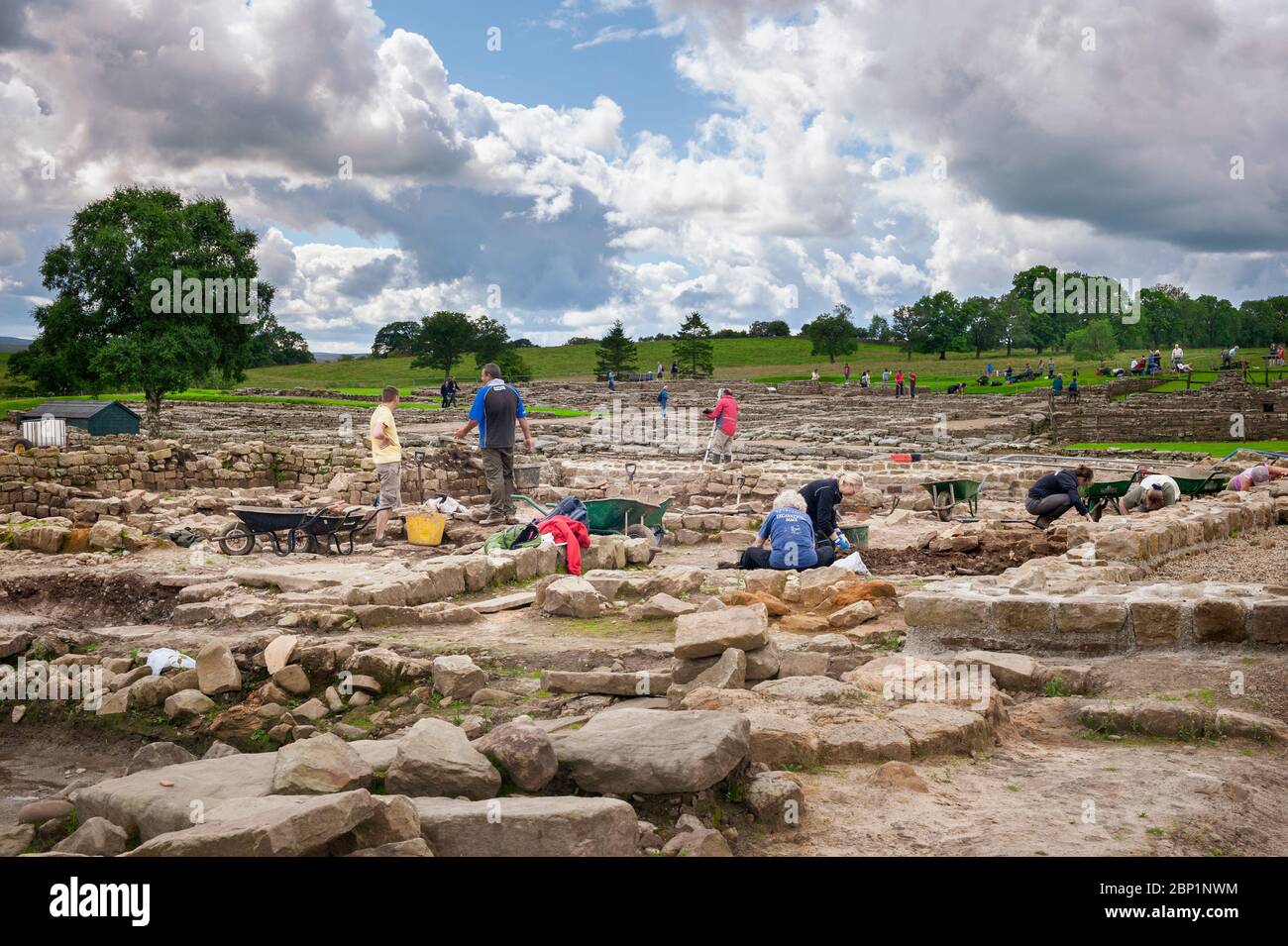 Scavi archeologici - archeologi intraprendere scavi al Vindolanda Romano Fort vicino al Muro di Adriano in Northumberland. Foto Stock