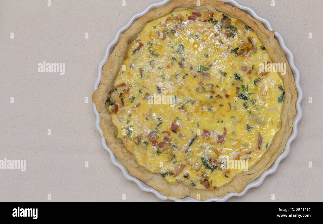 Torta salata al forno con prezzemolo, pancetta e funghi, torta frolla cheesy - foto in alto Foto Stock