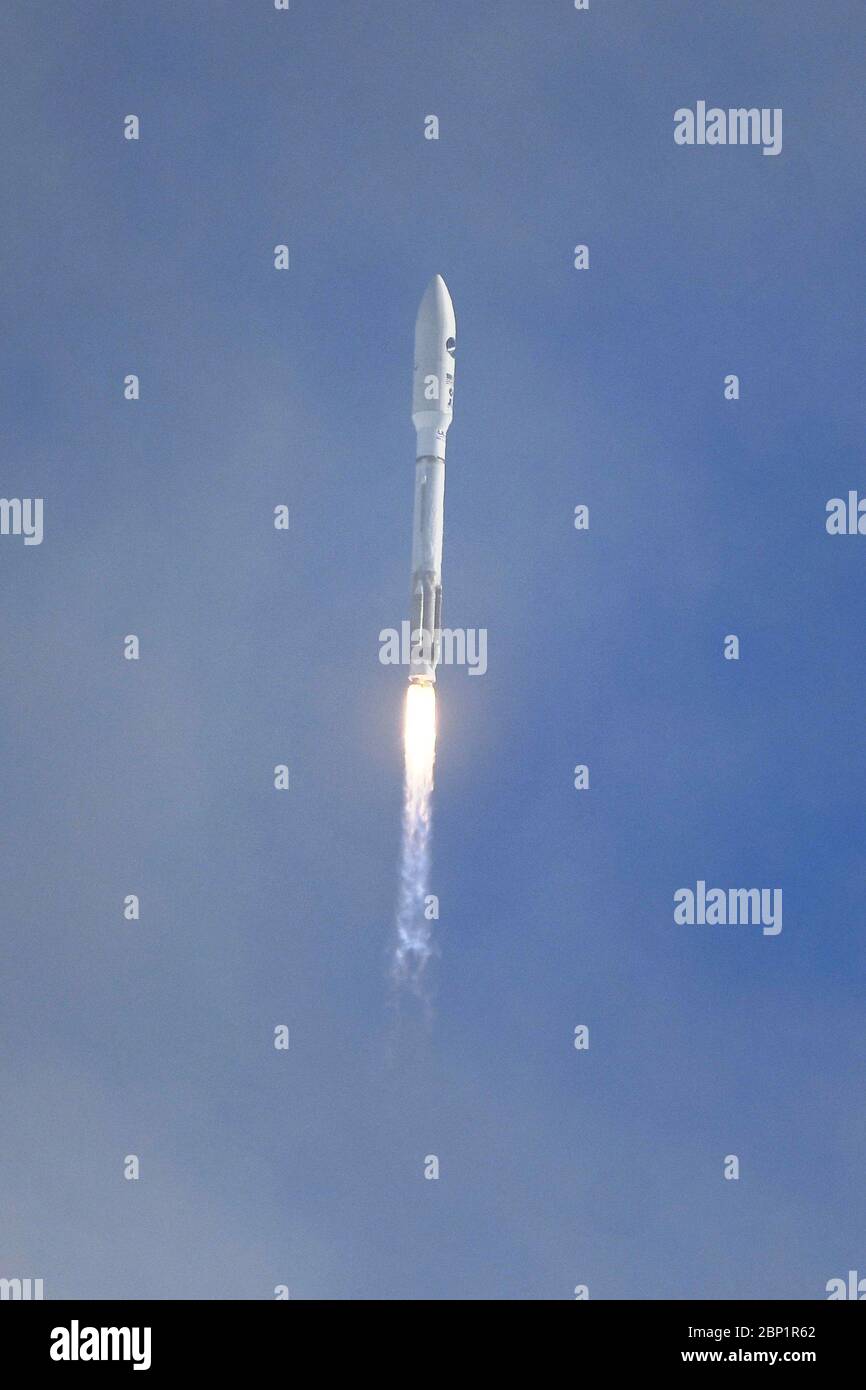 Un razzo United Launch Alliance Atlas V si solleva alle 9:14 per la forza spaziale dal complesso 41 presso la stazione dell'aeronautica di Cape Canaveral domenica 17 maggio 2020. A bordo dell'Atlas c'è l'X-37B, designato come USSF 6. L'X 37B è uno spazio orbitale che condurrà esperimenti a lungo termine per l'esercito e la NASA. Foto di Joe Marino/UPI Credit: UPI/Alamy Live News Foto Stock