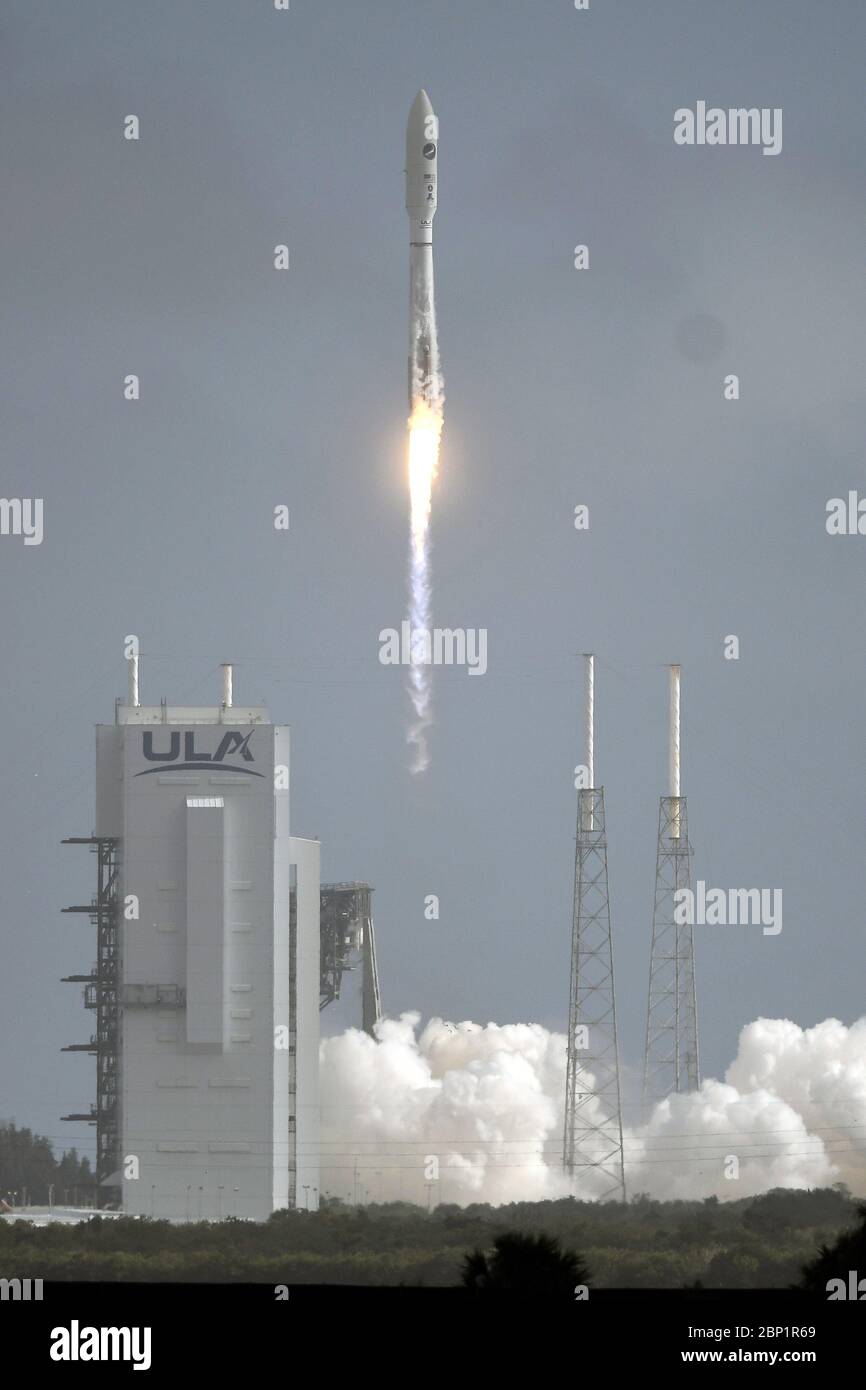 Un razzo United Launch Alliance Atlas V si solleva alle 9:14 per la forza spaziale dal complesso 41 presso la stazione dell'aeronautica di Cape Canaveral domenica 17 maggio 2020. A bordo dell'Atlas c'è l'X-37B, designato come USSF 6. L'X 37B è uno spazio orbitale che condurrà esperimenti a lungo termine per l'esercito e la NASA. Foto di Joe Marino/UPI Credit: UPI/Alamy Live News Foto Stock