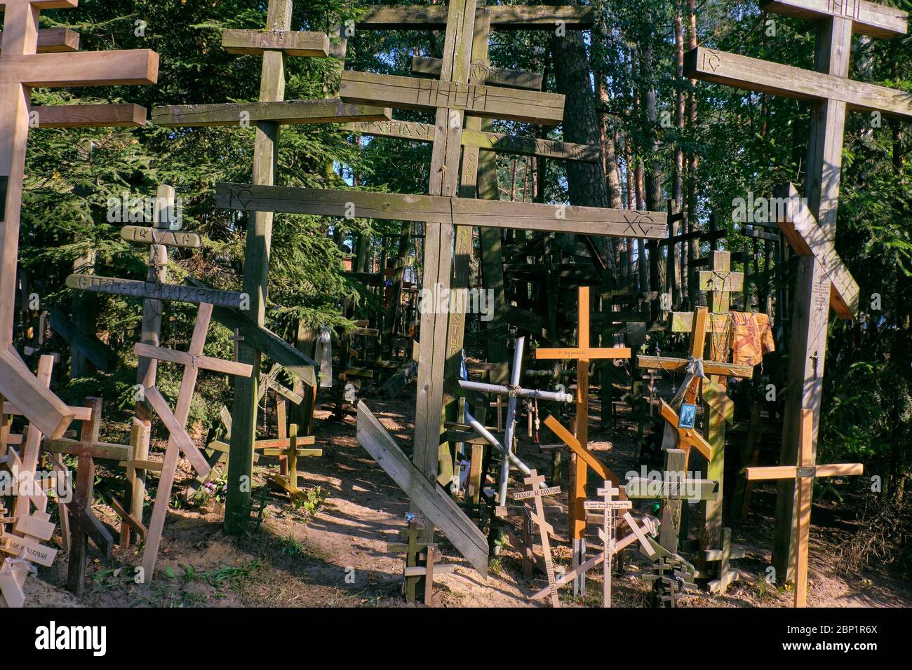 Grabarka, POLONIA-23 AGOSTO 2018: Santuario della Chiesa Ortodossa Grabarka alla luce del tramonto con vecchie croci accanto alla cappella, Podlasie Voivodato, Polonia, EUR Foto Stock