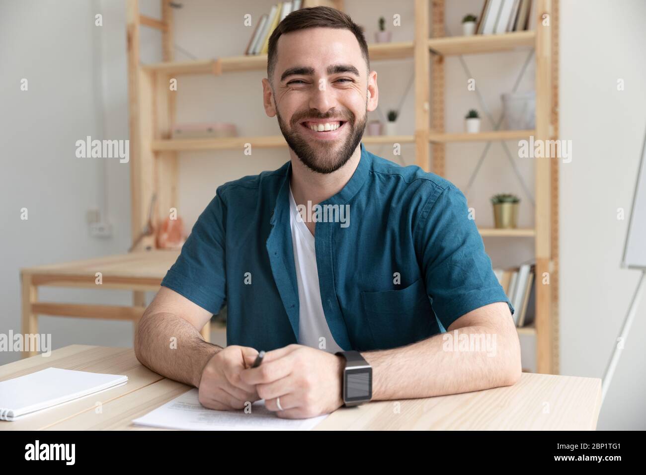 Primo piano su uomo sopportato felice hr fa buona prima impressione. Foto Stock