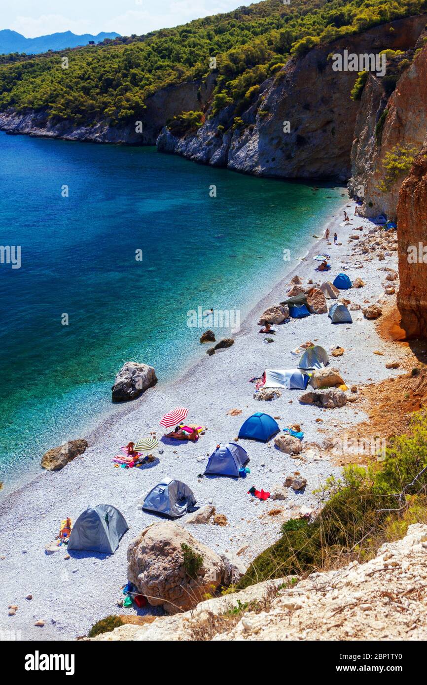 Spiaggia di Chalikiada, sull'isola di Agkistri, una popolare località di villeggiatura per campeggiatori, Grecia. Foto Stock