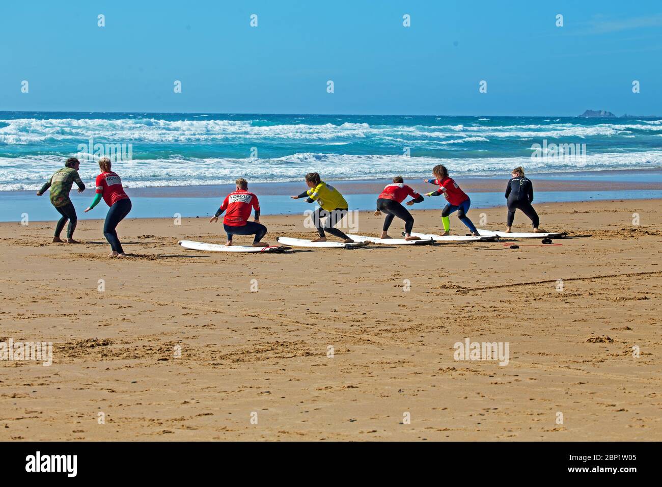 Vale Figueiras, Portogallo - 10 giugno 2019:Surfers ricevendo lezioni di surf a Praia Vale Figueiras in Portogallo Foto Stock