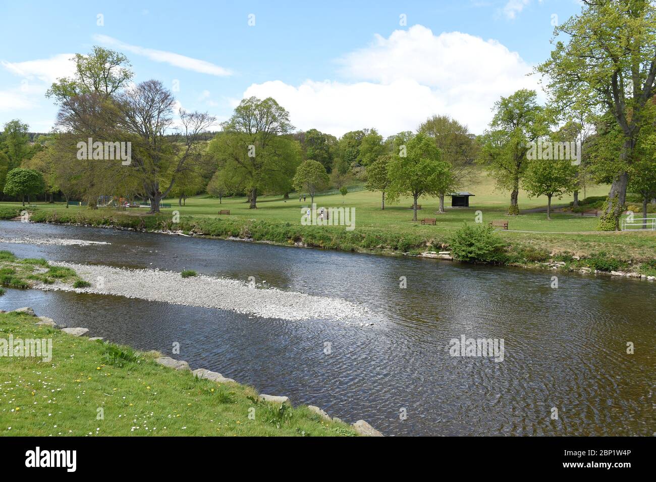 Peebles Scottish Borders, Regno Unito .12 maggio 20. Coronavirus Covid-19 Pandemico vita quotidiana durante il blocco. Il fiume Tweed scorre attraverso il parco di Hay Lode. Foto Stock