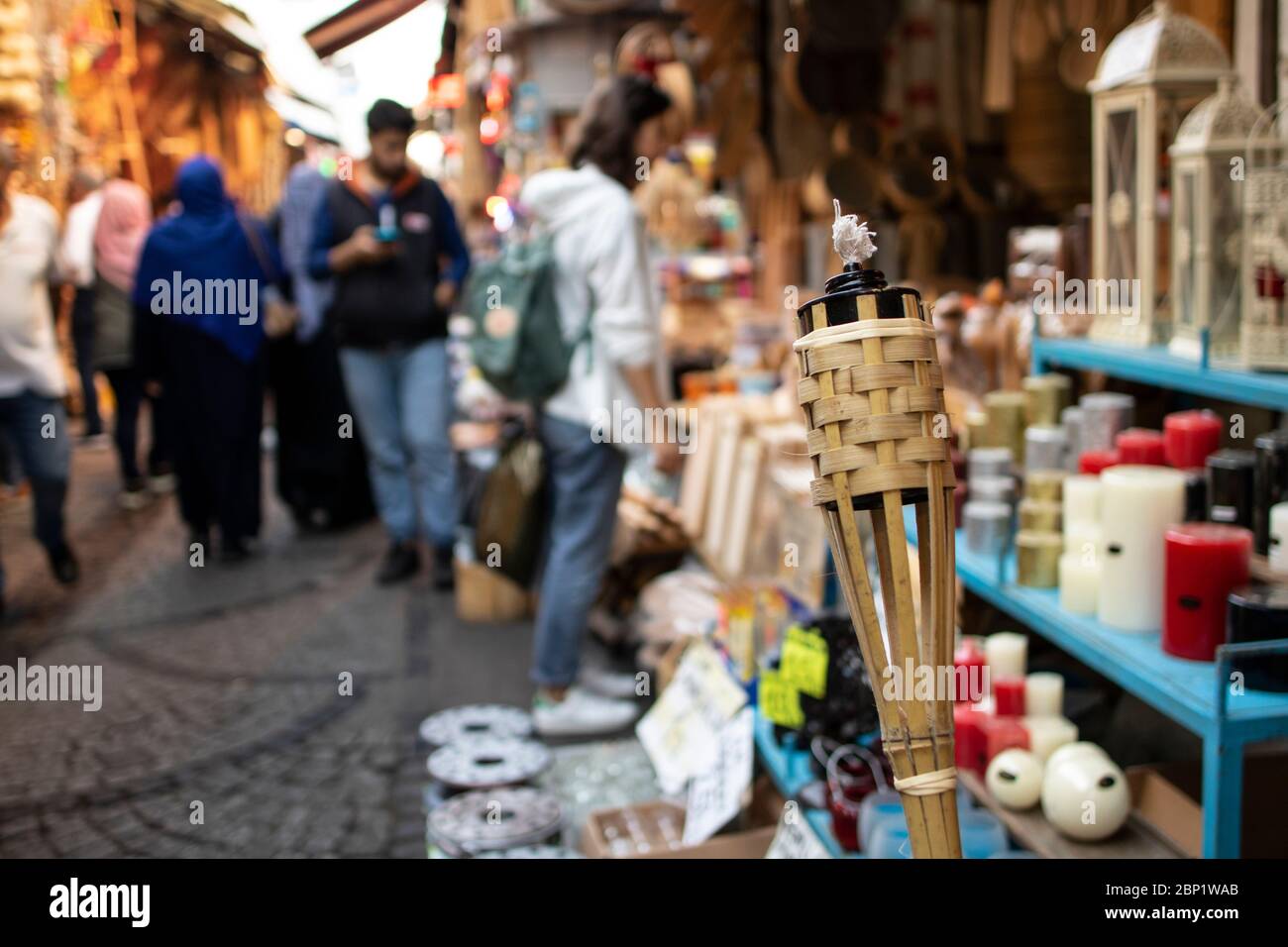 Cannello di bambù tradizionale singolo. Negozio in vendita a inonu. Sullo sfondo la strada. Primo piano. Foto Stock