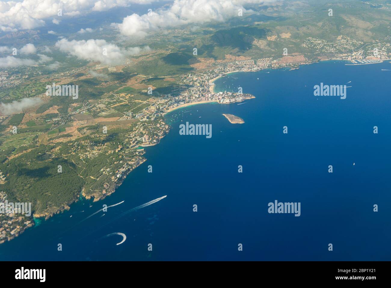 Vista dell'isola dello skyline di Palma di Maiorca dalla finestra dell'aereo. Panaroma di Città e montagne sullo sfondo. Porto e nave da crociera Foto Stock