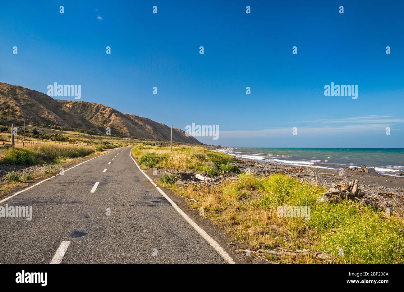 Cape Palliser Road vicino a te Humenga Point, Costa Sud di Wairarapa, Palliser Bay, Cook Strait, Regione di Wellington, Isola del Nord, Nuova Zelanda Foto Stock