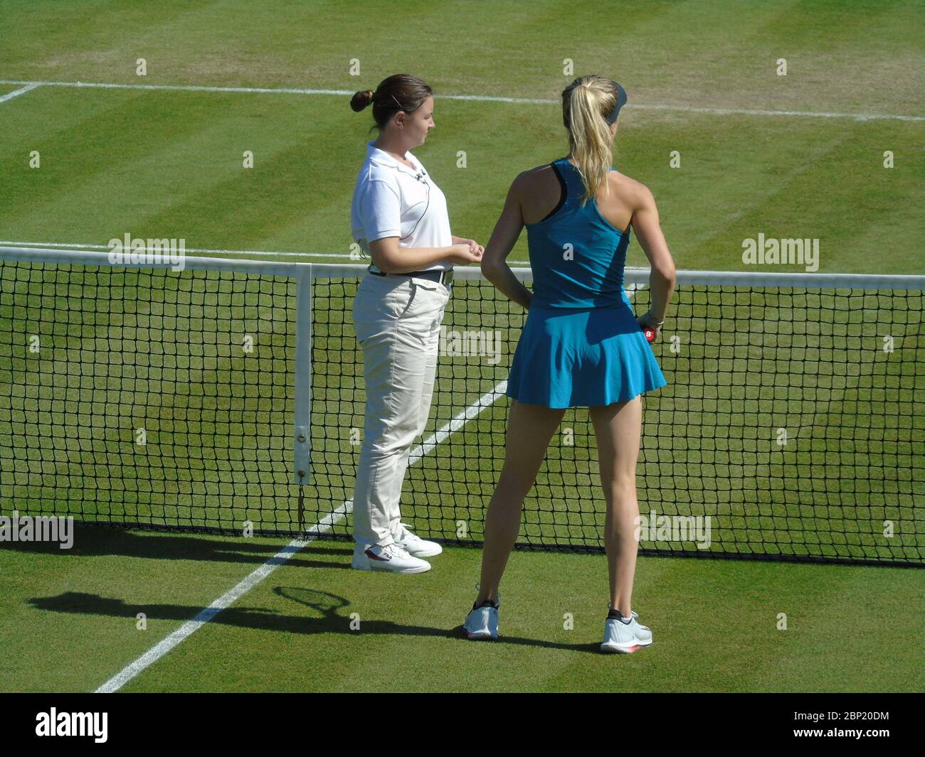 Una fotografia sportiva di Elina Svitolina vestita in turchese alla rete con la sedia da tennis umpire. Nature Valley Classic, Birmingham 2018 (22/06 Foto Stock