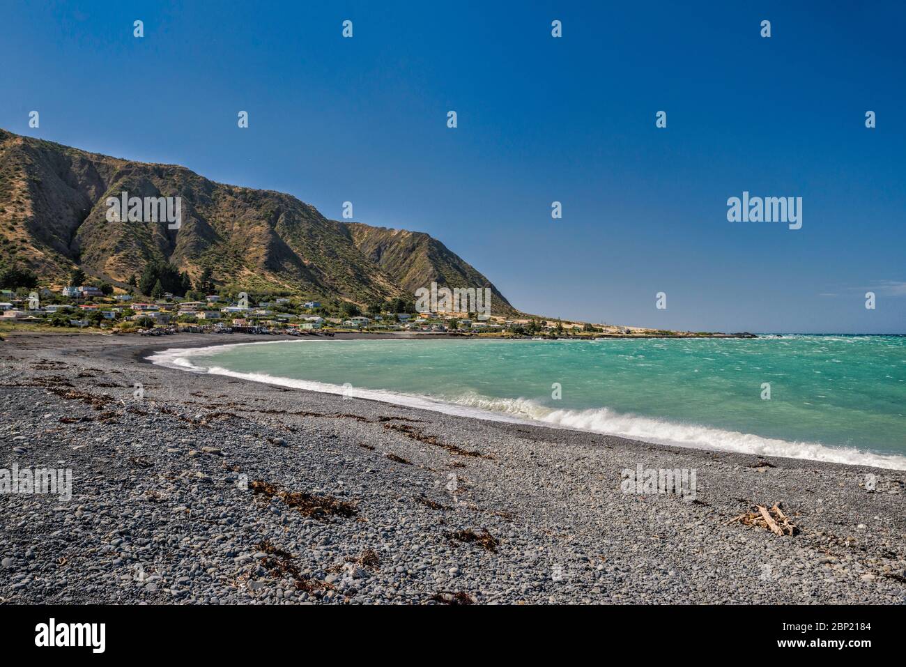 Spiaggia di ciottoli, villaggio di Ngawi, oltre Palliser Bay, Cook Strait, Cape Palliser Road, South Wairarapa Coast, Wellington Region, North Island, Nuova Zelanda Foto Stock