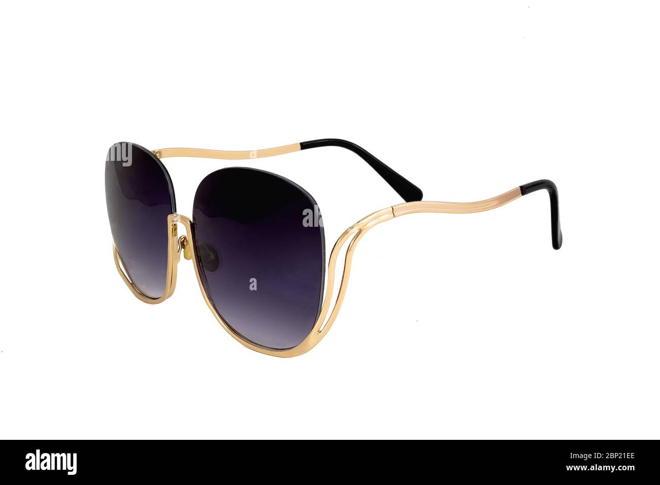 Occhiali da sole quadrati semi-senza bordo con lenti sfumate blu scuro, struttura a mezza cornice color oro e auricolare curvo, isolati su sfondo bianco. Foto Stock