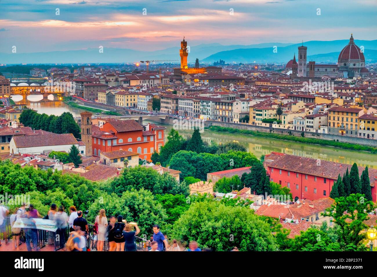 I turisti guardano il panorama di Firenze da Piazzale Michelangelo, Firenze, Italia Foto Stock