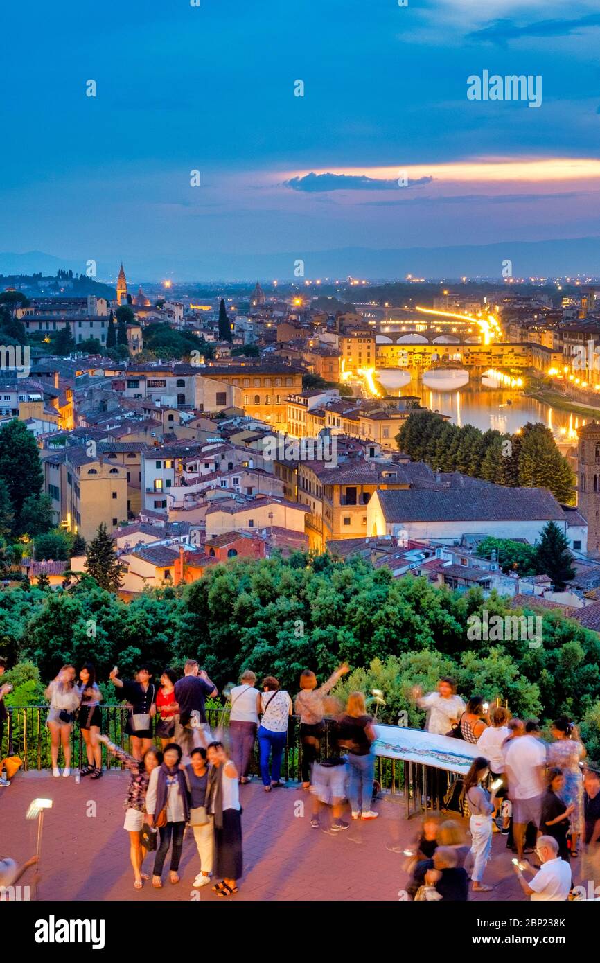 I turisti guardano il panorama di Firenze da Piazzale Michelangelo, Firenze, Italia Foto Stock