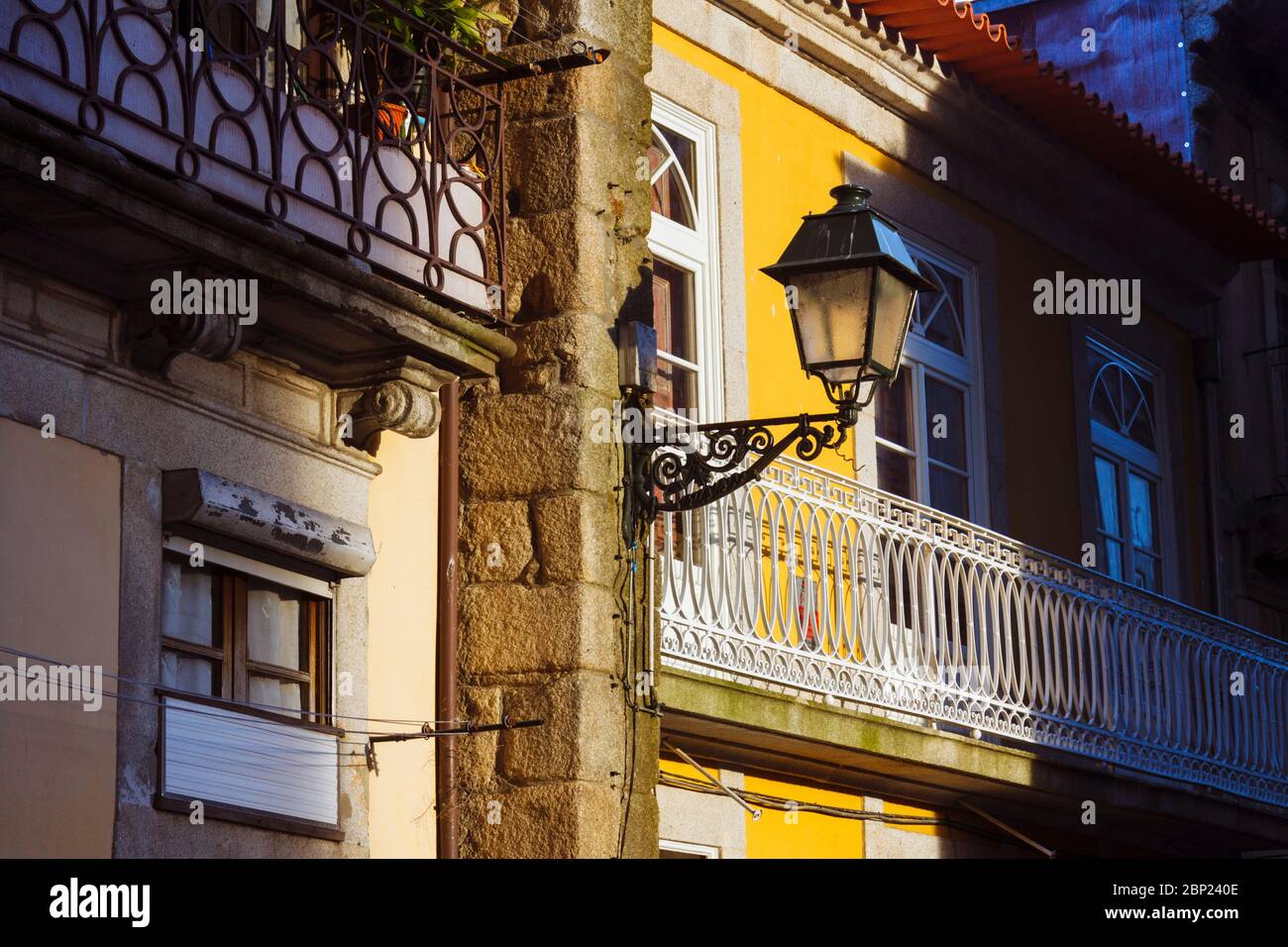 Porto, Portogallo - 26 Luglio 2018 : dettaglio di un'architettura di una casa a Rua de Sao Bento da Vitoria, nel centro storico di Porto. Foto Stock