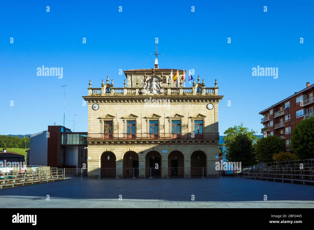 Irun, Gipuzkoa, Paesi Baschi, Spagna - 10 luglio 2019 : facciata del municipio barocco di Irun, costruito nel XVIII secolo su piazza San Juan Harri. Foto Stock