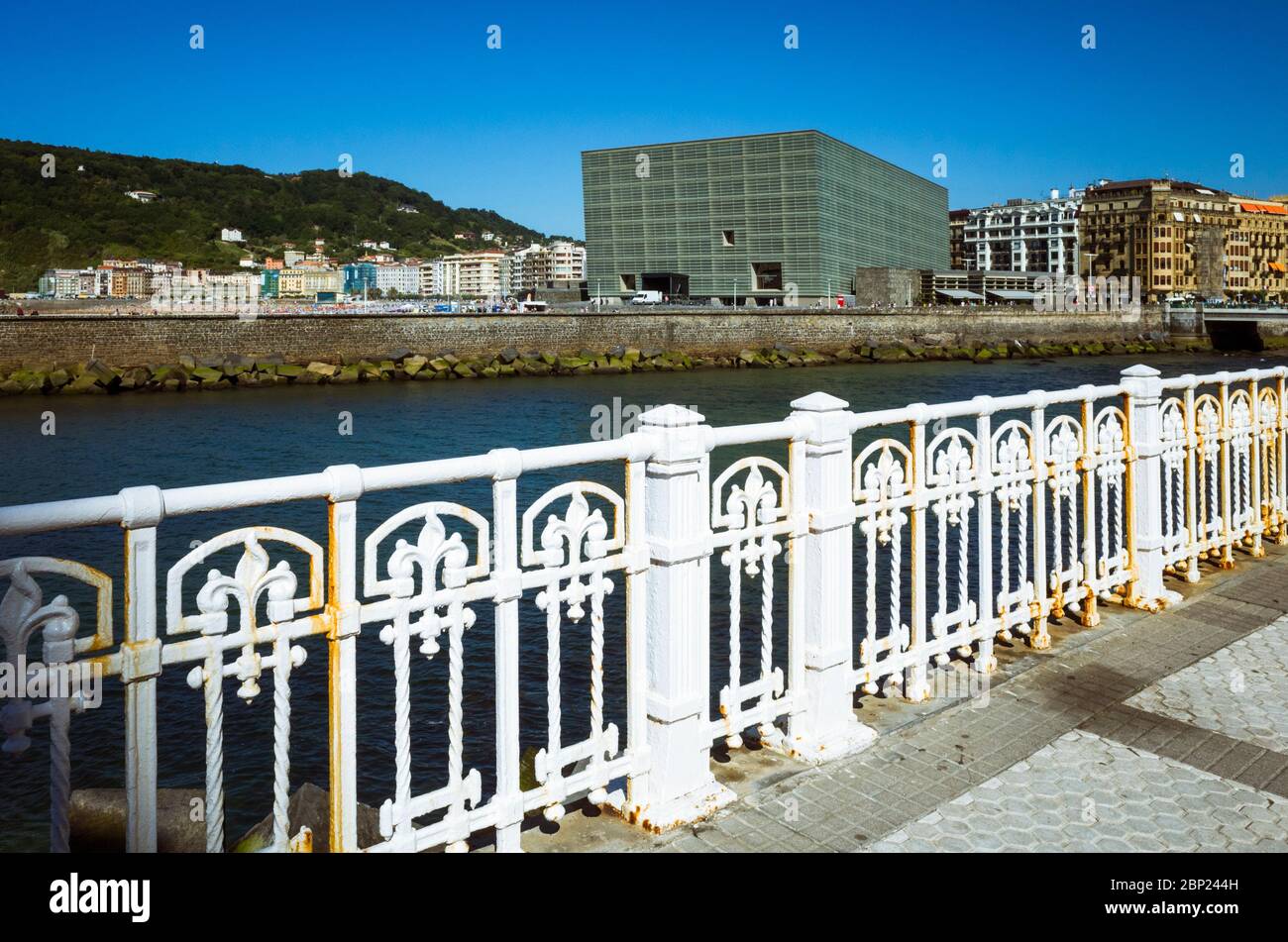 Donostia, Gipuzkoa, Paesi Baschi, Spagna - 12 Luglio 2019 : fiume Urumea e Palazzo Kursaal edificio dell'architetto spagnolo Rafael Moneo. Foto Stock