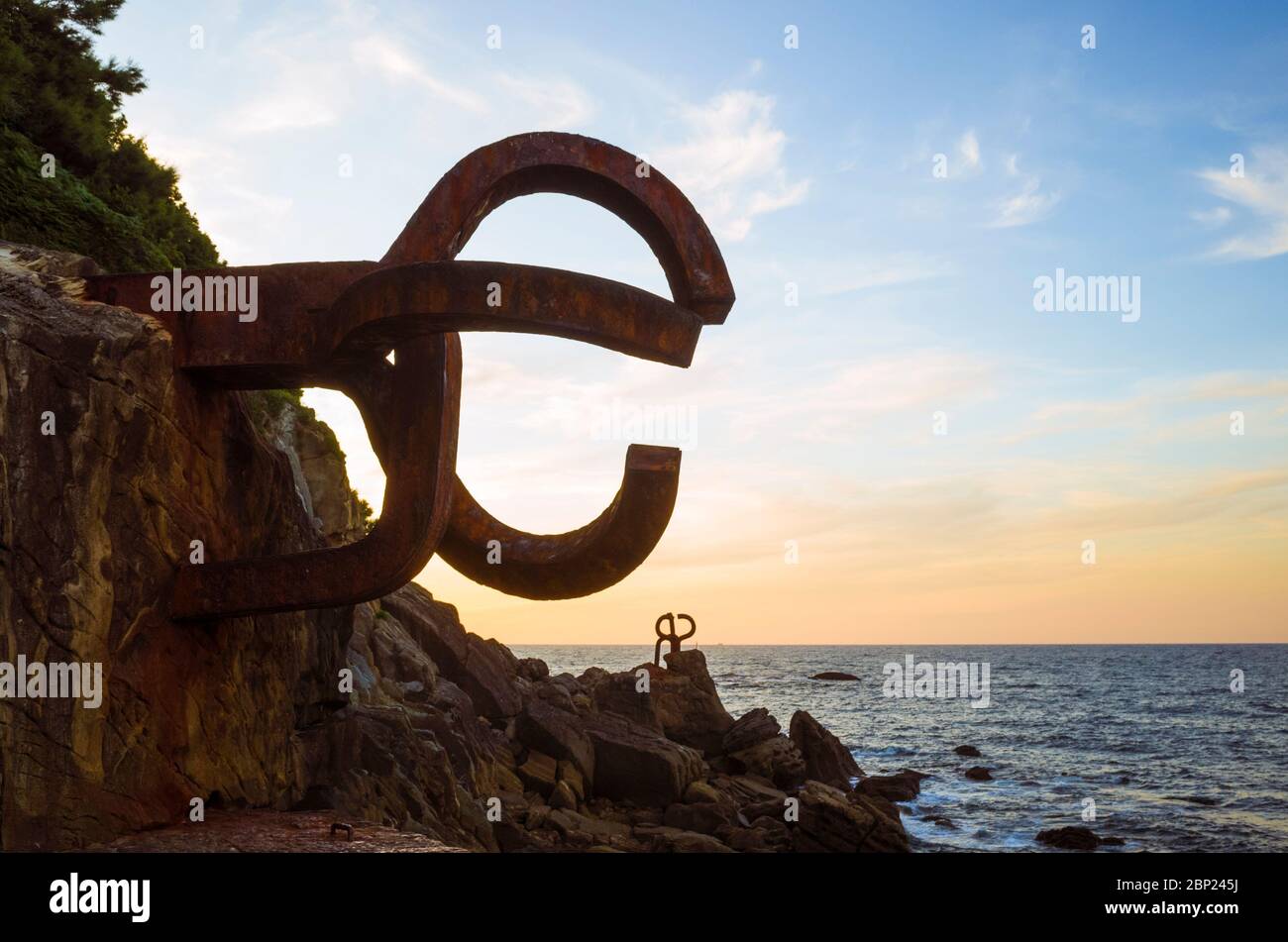 Donostia, Gipuzkoa, Paesi Baschi, Spagna - 15 luglio 2019 : Vista al tramonto del pettine del vento (Peine del viento/Haizearen orrazia) scultura di Foto Stock