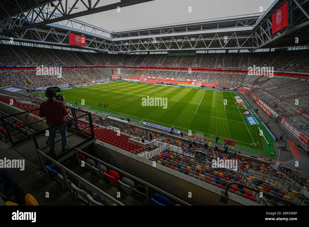 Un operatore di telecamere lavora prima della partita di calcio della Bundesliga tra Duesseldorf e Paderborn nella Merkur Spiel-Arena, Duesseldorf, Germania, sabato 16 maggio 2020. La Bundesliga tedesca diventa la prima importante lega di calcio al mondo a riprendere dopo due mesi di sospensione a causa della pandemia del coronavirus. Foto Stock