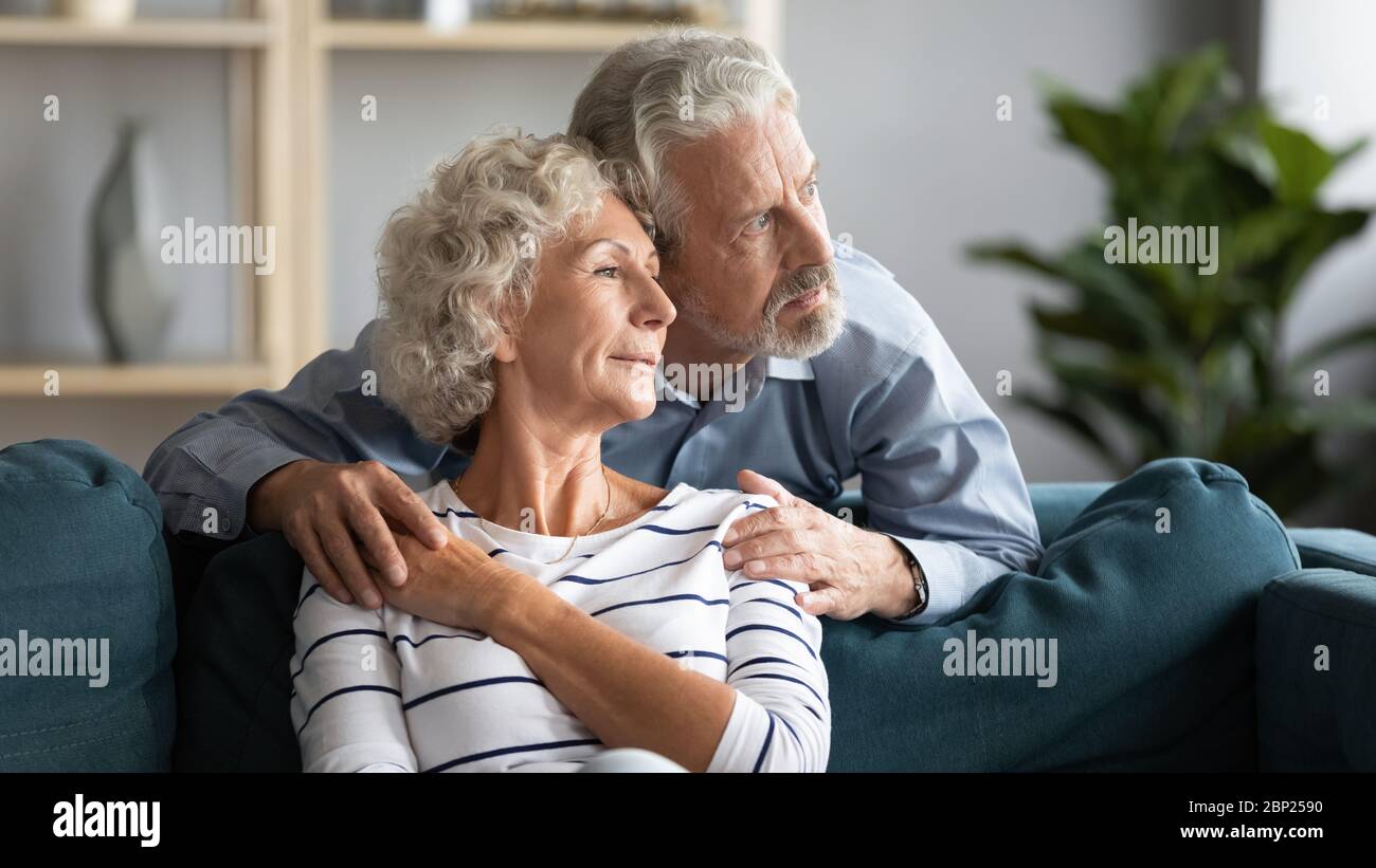 Felice calmo anziano sposi pensionati di famiglia sognando di futuro. Foto Stock
