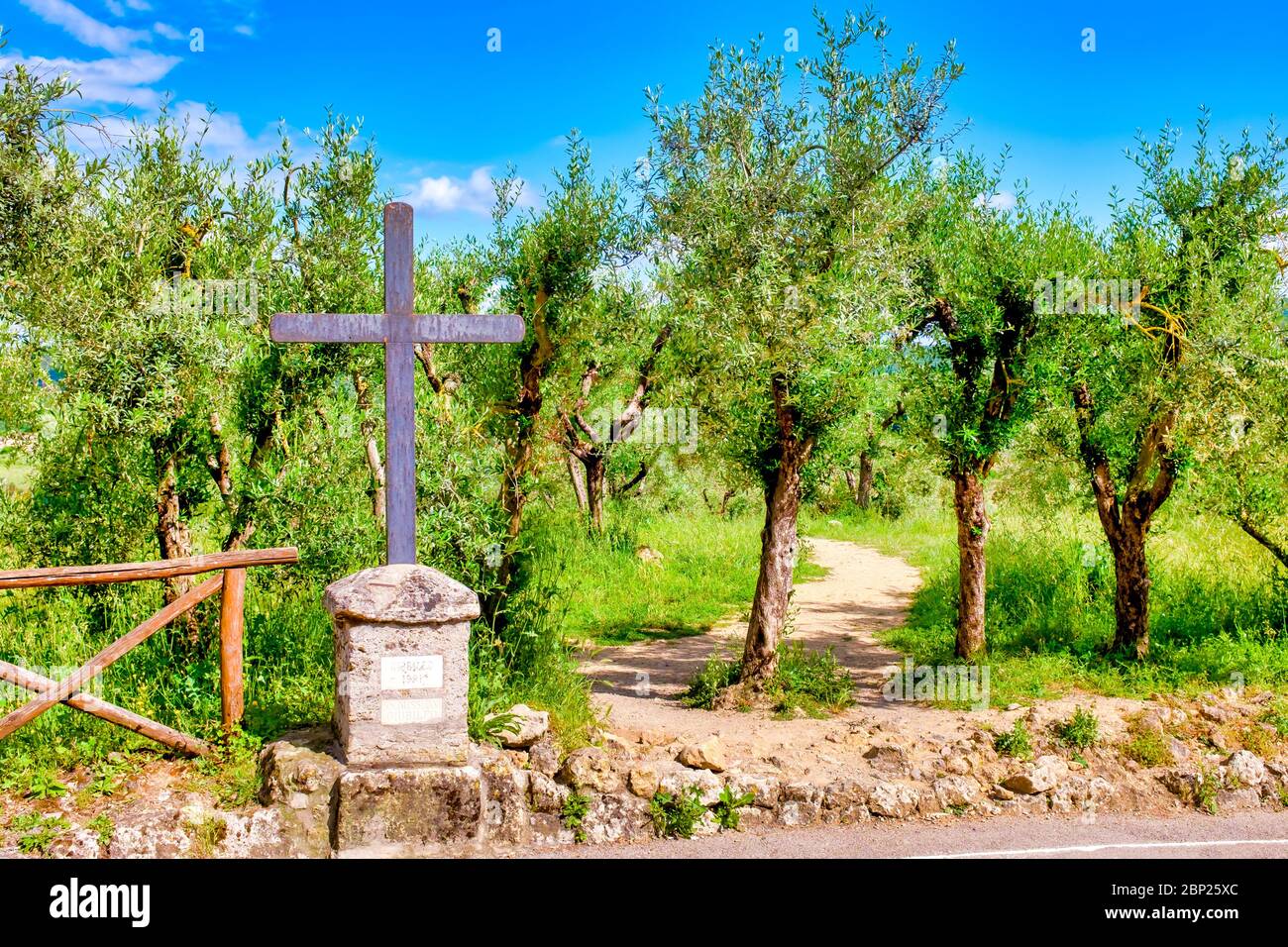 Croce di ferro sulla Via Francigena vicino Monteriggioni, Toscana, Italia Foto Stock