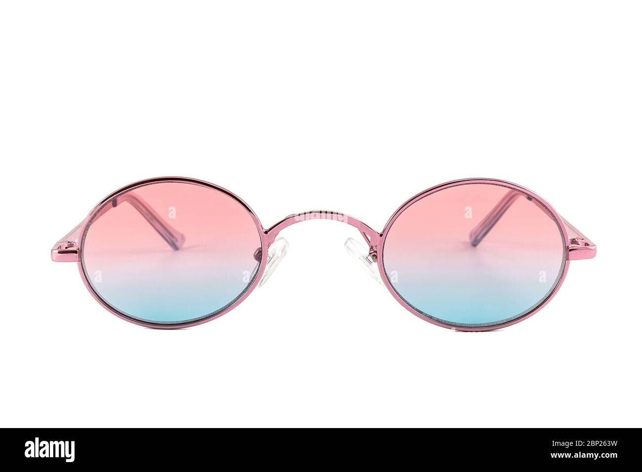 Occhiali da sole retrò con piccole montature ovali rosa e lenti sfumate di  colore rosa blu, isolati su sfondo bianco, vista frontale Foto stock - Alamy