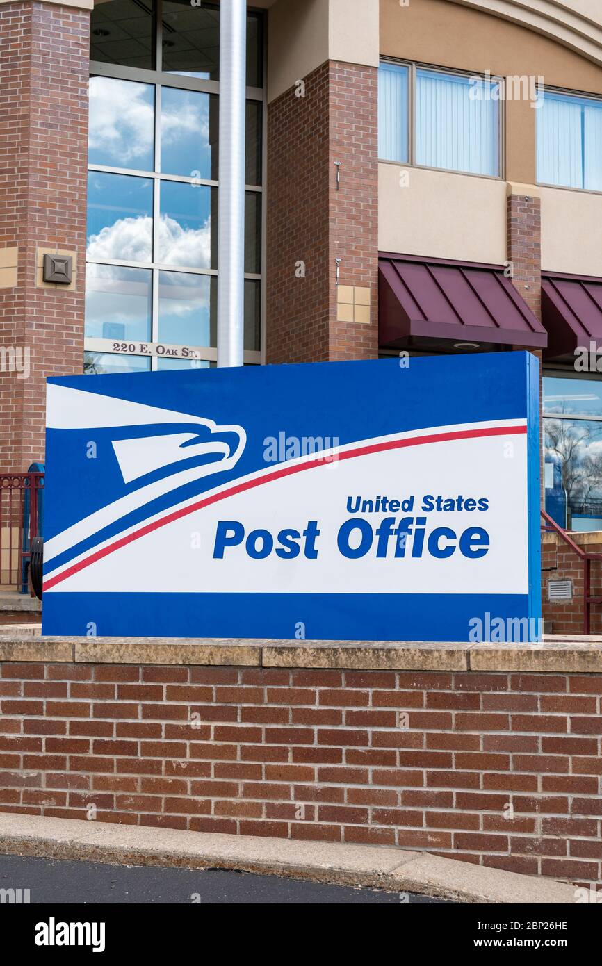 GLENWOOD CITY, WI/USA - 25 aprile 2020: Esterno, segno e logo del marchio dell'Ufficio postale degli Stati Uniti. Foto Stock