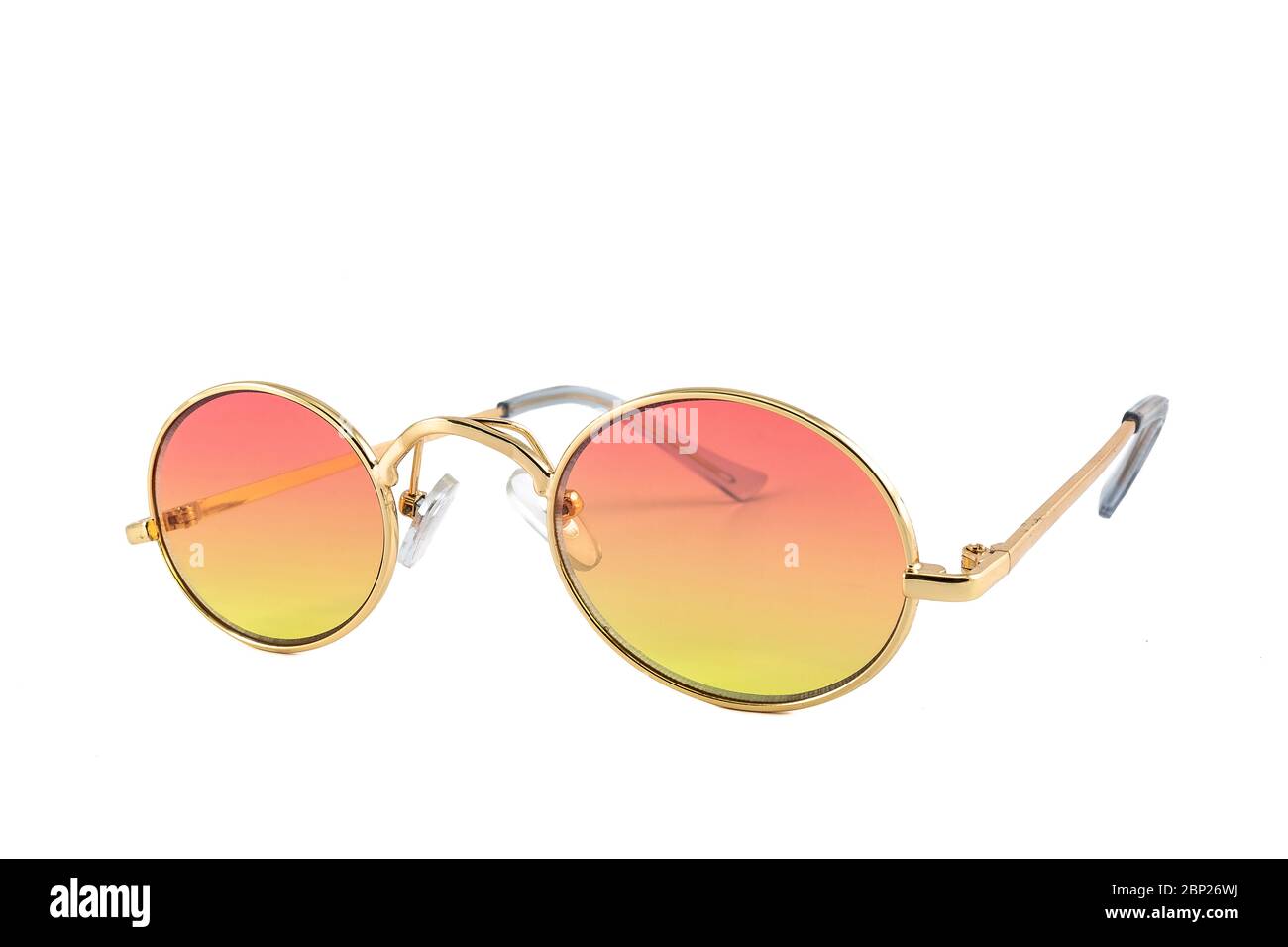 Occhiali da sole vintage con montature ovali in oro avvolgenti e lenti a  gradiente arancioni, isolati su sfondo bianco, vista frontale Foto stock -  Alamy