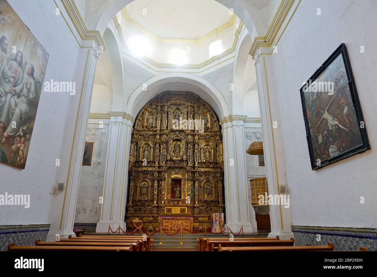 Altare maggiore della Cappella del terzo Ordine di San Francesco, (Cappella Orden di Tercera di San Francesco), Cuernavaca, Messico Foto Stock