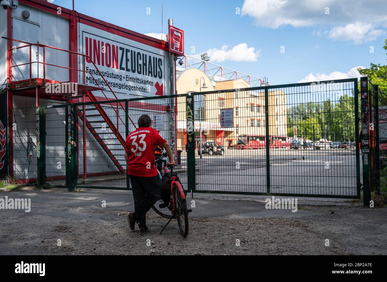 Berlino, Germania. 17 maggio 2020. Calcio: Bundesliga, 1 ° FC Union Berlino - Bayern Monaco, 26 ° giorno di incontro. Un fan della Bayern München si trova di fronte a un ingresso chiuso allo stadio presso la vecchia casa del ranger della foresta. Credit: Christophe Gateau/dpa - NOTA IMPORTANTE: In conformità con le norme del DFL Deutsche Fußball Liga e del DFB Deutscher Fußball-Bund, è vietato sfruttare o sfruttare nello stadio e/o nel gioco le fotografie scattate sotto forma di sequenze di immagini e/o serie di foto di tipo video./dpa/Alamy Live News Foto Stock