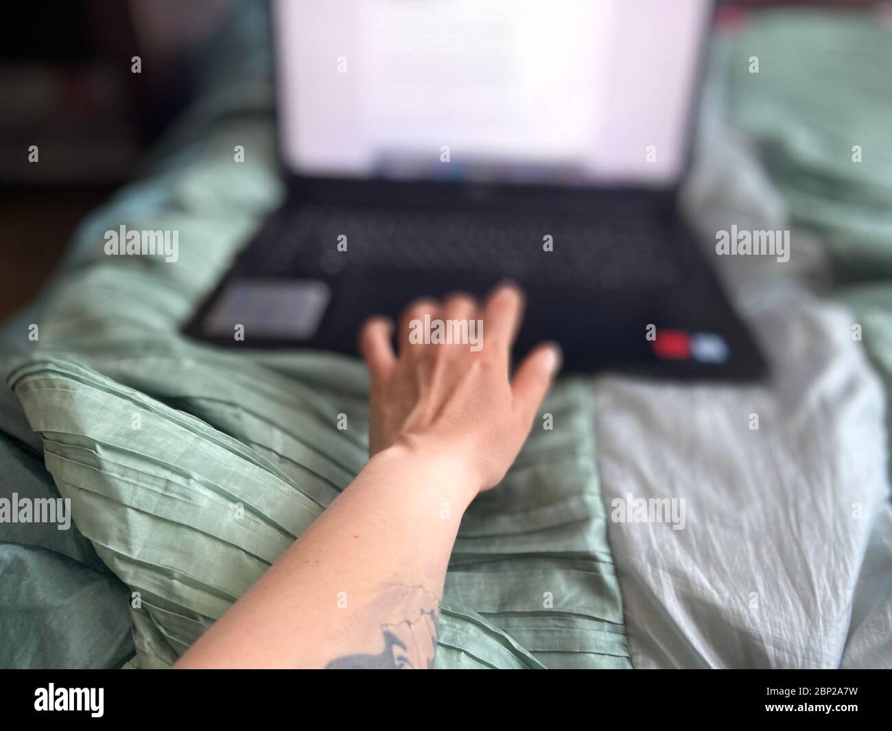 La ragazza si riposa a casa davanti al computer. Un primo piano. Foto mobile. Foto Stock