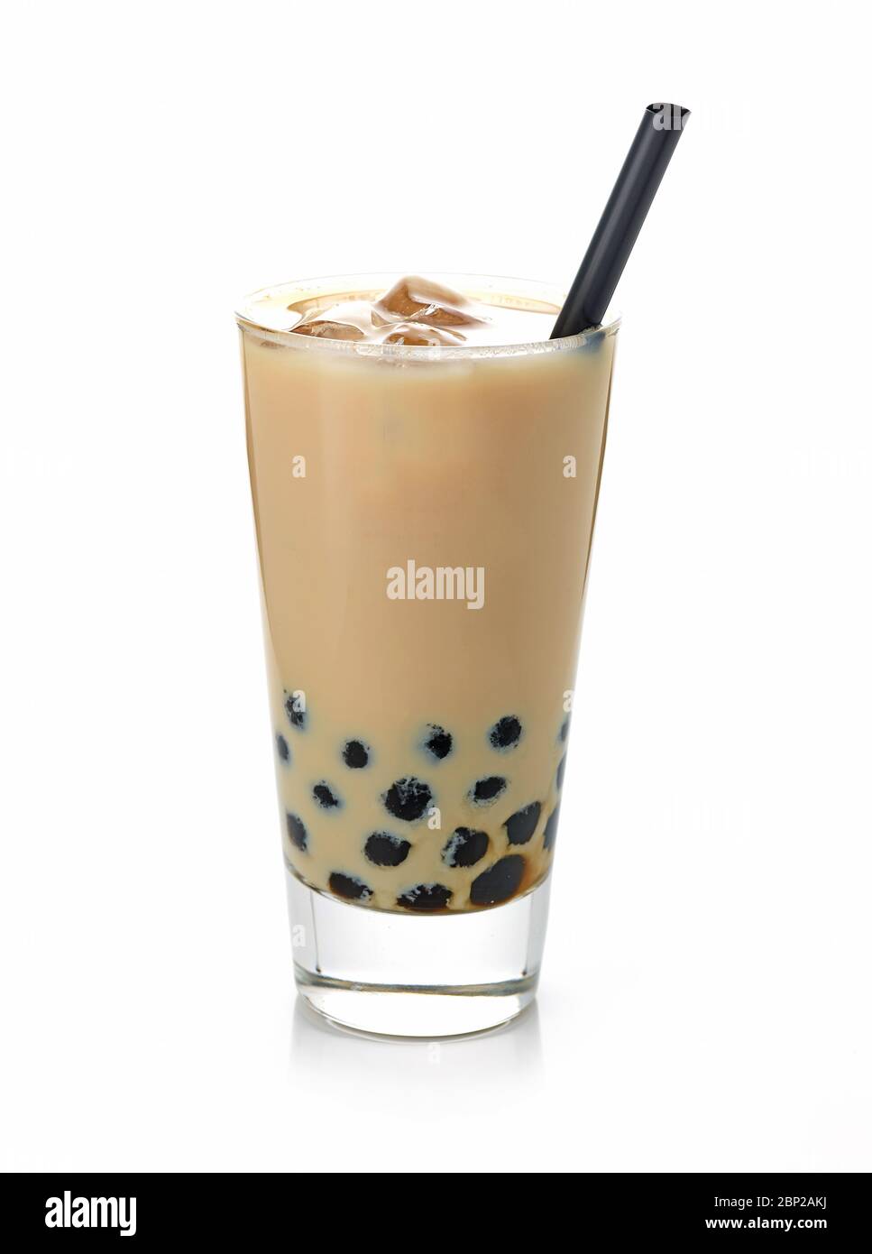 bicchiere di tè freddo con latte e paglia nera isolato su sfondo bianco Foto Stock
