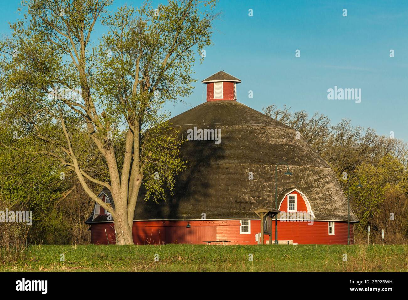 Ryan's Round Barn, un enorme granaio rotondo costruito nel 1910 da un agricoltore sulla terra dove si trova l'area ricreativa statale Johnson-Sauk Trail, Illinois, Stati Uniti Foto Stock