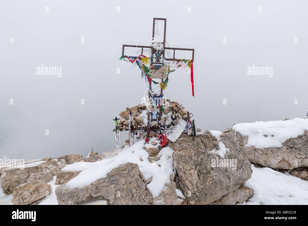 Vetta sulla neve in cima al Piz Boe nelle Dolomiti del Trentino Italia Foto Stock