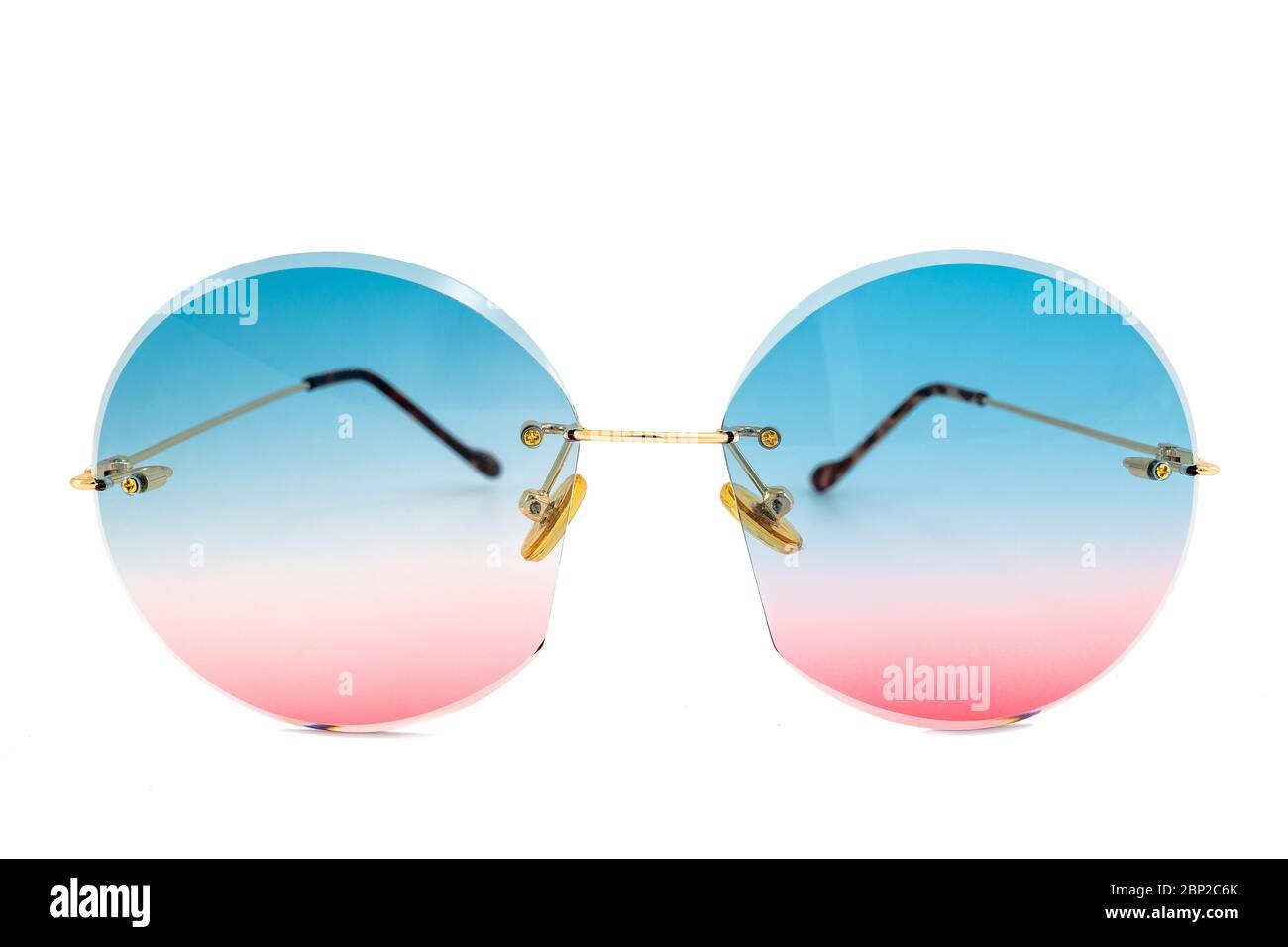 Occhiali da sole rotondi senza bordo con lenti sfumate di colore da blu a  rosa e isolati su sfondo bianco, vista frontale Foto stock - Alamy