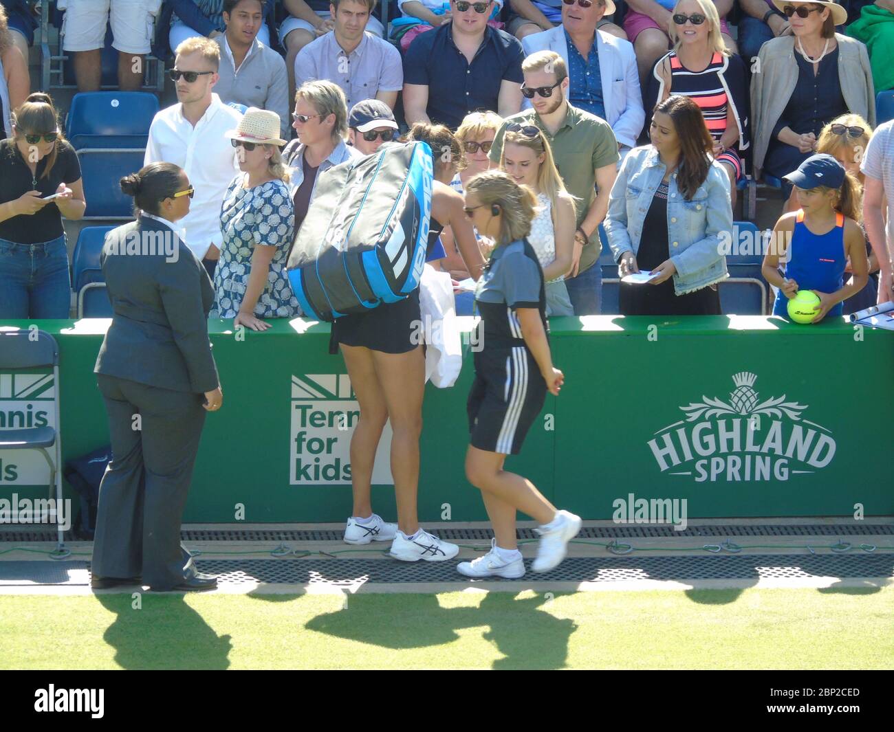 Julia Goerges della Germania firma autografi ed avere foto scattate con i ventilatori al classico della valle di natura in 2018, Birmingham, Regno Unito. Quarti di finale Foto Stock