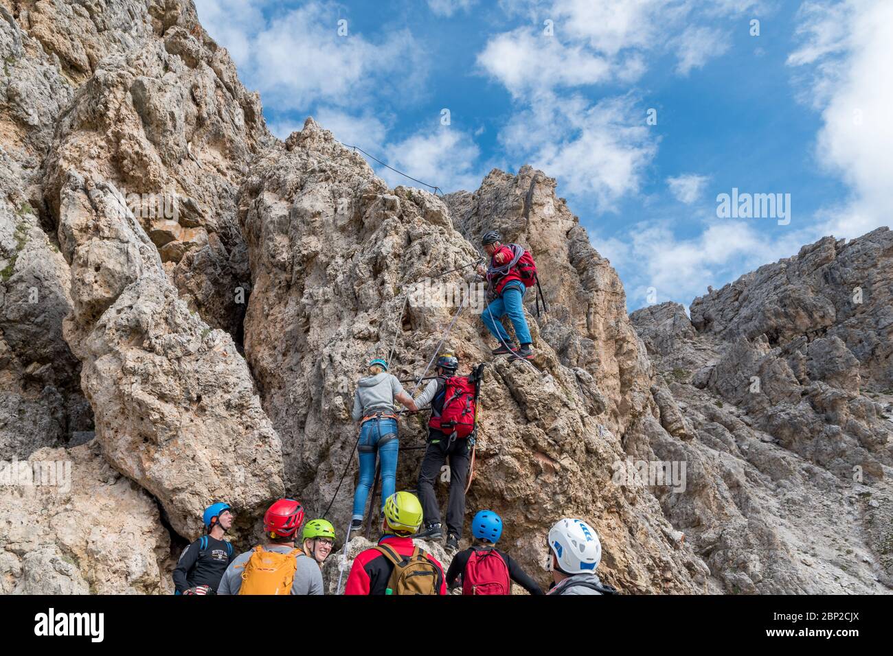 Guida alpina con ospiti che arrampicano sulla roccia della ferrata via del Cirò. Foto Stock