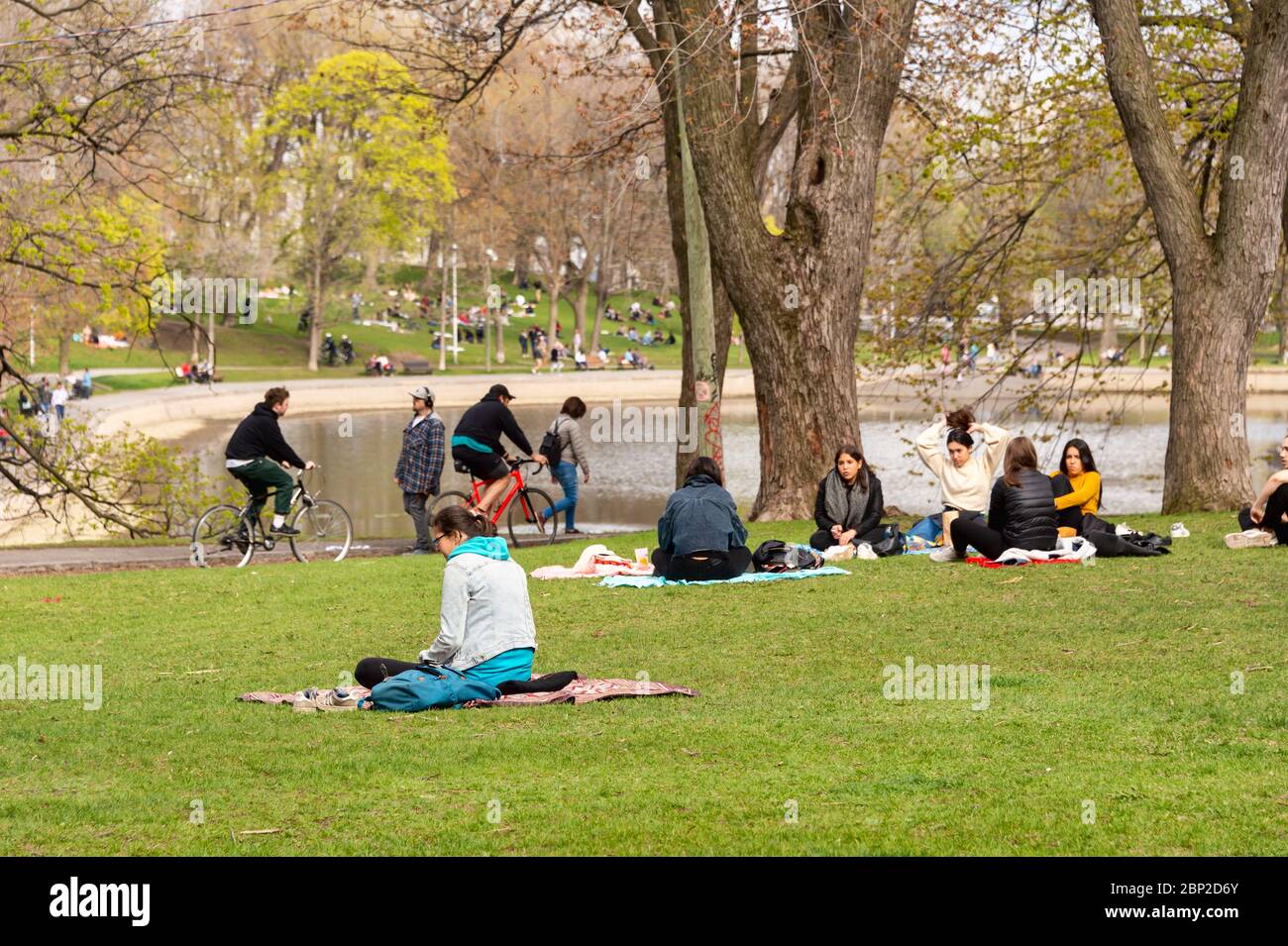 Montreal, CA - 16 maggio 2020: Persone che si riuniscono nel parco di Lafontaine durante la pandemia di Coronavirus Foto Stock