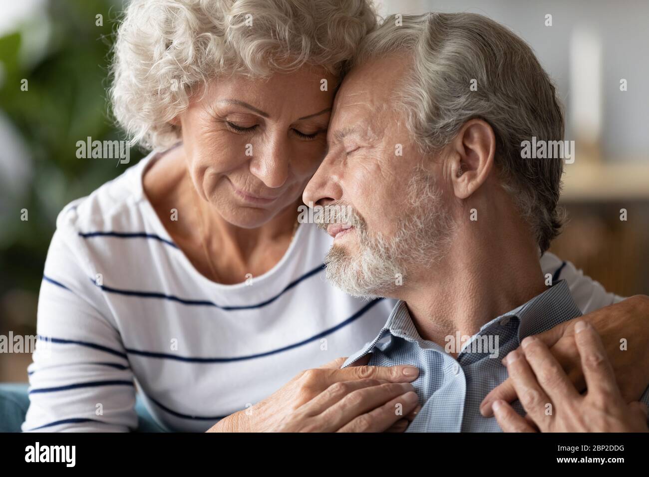 Coppia anziana pacifica coppia di suolmates mostrando amore e cura. Foto Stock